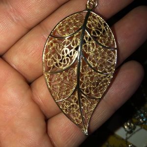 Leaf pendent necklace